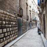 Questo � interrotto dai quattro archi che permettono l�ingresso in locali che ospitano attivit� commerciali